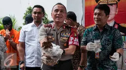 Kapolda Metro Jaya, M Iriawan menunjukan barang bukti tembakau Gorila saat ungkap kasus tindak pidana narkotika di Ditresnarkoba Polda Metro Jaya, Jakarta, Jumat (3/2). (Liputan6.com/Gempur M. Surya)