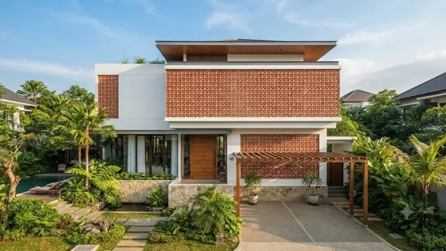 Kombinasi Cat Putih dan Roster Terakota pada Rumah Modern Tropis (AI Generated)