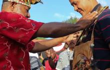 Temui Tokoh Adat di Jayapura, Ganjar Diangkat Jadi Keluarga Hingga Didoakan Presiden 2024