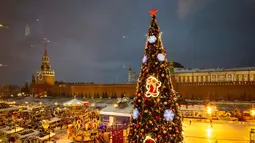 Suasana pasar Natal di Lapangan Merah, Moskow, Rusia, Kamis  (13/12). (AP Photo/Alexander Zemlianichenko)