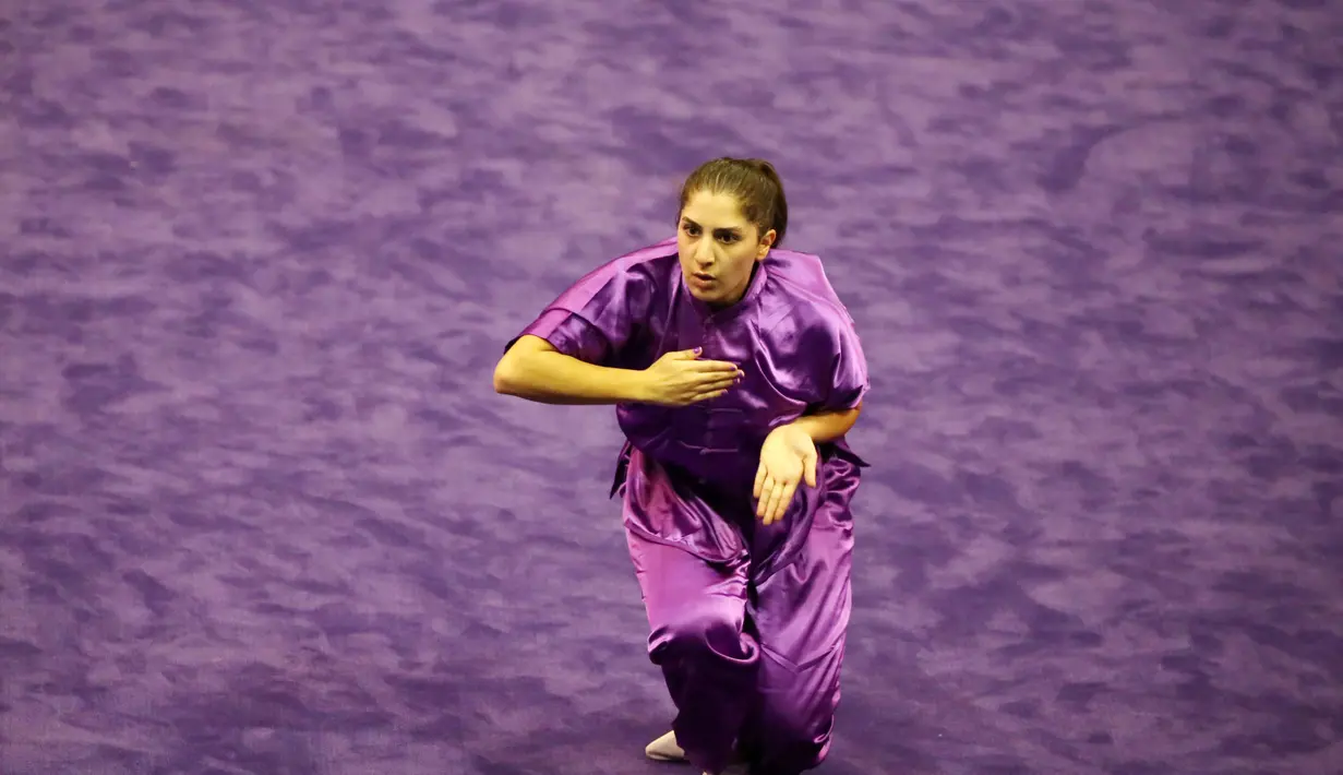 Atlet Wushu asal Libanon, Corry-jane Aoun saat beraksi, pada Kejuaraan Dunia Wushu 2015 di Istora Senayan, Jakarta, Minggu(15/11/2015). (Bola.com/Nicklas Hanoatubun)
