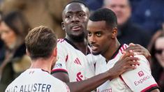 Pemain Liverpool, Alexander Isak (kanan) merayakan gol bersama rekan-rekannya dalam laga Liga Inggris 2025/2026 melawan West Ham di London Stadium, London, Inggris, Minggu (30/11/2025) waktu setempat. (AP Photo/Kirsty Wigglesworth)