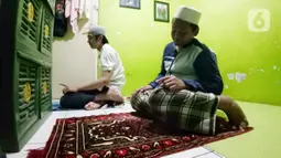 Umat Muslim melaksanakan salat Tarawih berjemaah di rumah di kawasan Tangerang, Rabu (29/4/2020). Selama pandemi COVID-19, pemerintah menghimbau agar masyarakat untuk melaksanakan Salat Tarawih di rumah guna mengantisipasi penyebaran COVID-19. (Liputan6.com/Angga Yuniar)