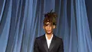 Tidak kalah mencuri perhatian, Jaden Smith tampil penuh karakter dengan tuksedo hitam double-breasted yang dipadukan kemeja LV Night Lavaliere, sepatu LV Beaubourg loafers, serta tas mungil Petite Malle berwarna putih, perpaduan gaya formal dan eksperimental khas dirinya yang selalu unik. [Dok/Louis Vuitton].