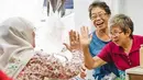 Halimah Yacob menyapa dan tos kepada dua nenek usai menikmati sarapan roti Bukit Batok Timur, Singapura (30/8). Sejumlah warga berteriak memanggil nama “Halimah! Lama tidak berjumpa!” (instagram.com/halimahyacob)