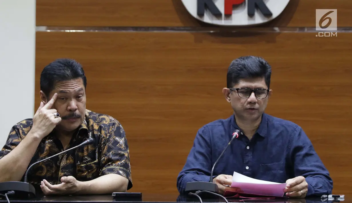 Wakil Ketua KPK, La Ode Muhammad Syarif (kanan) bersama Jamintel, Jan S Maringka memberi keterangan terkait OTT dua orang jaksa di Gedung KPK, Jakarta, Sabtu (26/6/2019). Dalam OTT tersebut, KPK menahan dua jaksa, dua pengacara dan satu orang dari swasta. (Liputan6.com/Helmi Fithriansyah)