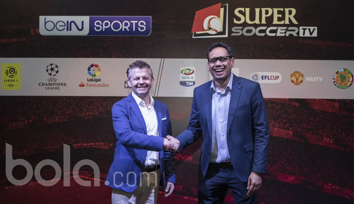 Direktur Pengembangan Bisnis Super Soccer TV, Mirwan Suwarso, dan Managing Director BeIN Sports Asia Pasific, Mike Kerr (kiri), usai memberikan keterangan pers terkait kerjasama di Foundry 8, Jakarta, Kamis (2/3/2017). (Bola.com/Vitalis Yogi Trisna)