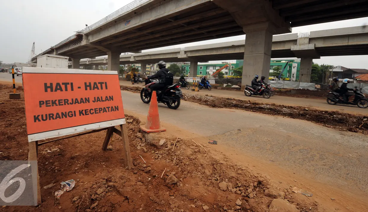 Sebuah papan peringatan terpasang di sisi ruas jalan inspeksi Kalimalang, Jakarta, Selasa (14/6/2016). Jelang arus mudik Lebaran 2016, sebagian ruas jalan inspeksi Kalimalang masih terlihatrusak dan berlubang. (Liputan6.com/Helmi Fithriansyah)