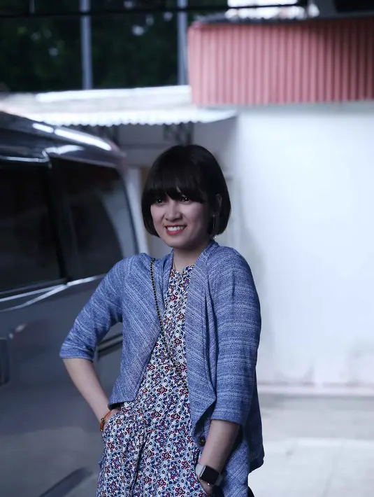 "Sempat ketemu sebelum ke sini, ingin tahu apa motivasinya. Mamah aku emosi, kesal, pakai bahasa Palembang. Tapi dia diam saja, enggak jawab apa-apa," ujar Chika Jessica di kawasan Kalibata, Jakarta Selatan, Senin (8/2/2016). (Deki Prayoga/Bintang.com)