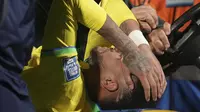 Striker Timnas Brasil, Neymar tampak menahan rasa sakit saat diangkut keluar lapangan akibat mengalami cedera setelah dilanggar pemain Uruguay pada laga Kualifikasi Piala Dunia 2026 Zona Conmebol di Centenario Stadium, Montevideo, Uruguay, Rabu (18/10/2023) pagi WIB. (AP Photo/Matilde Campodonico)