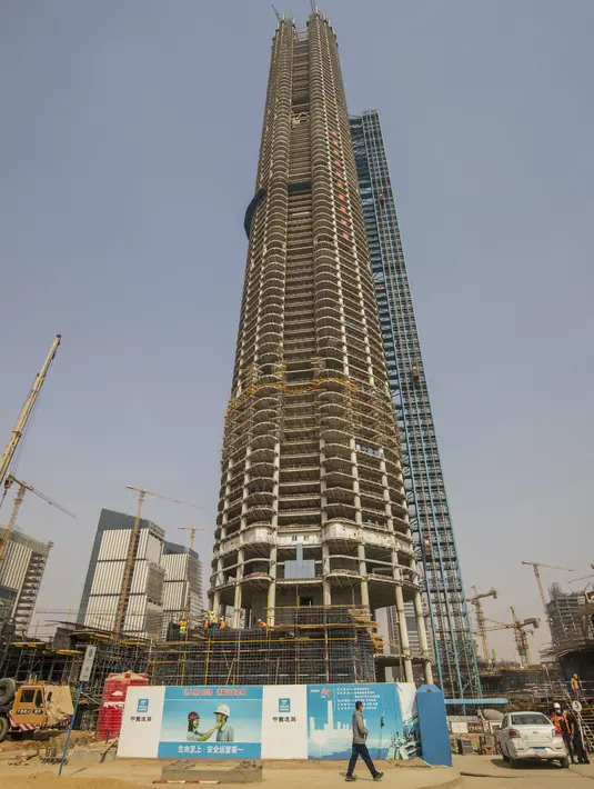 Gambar pada 3 Agustus 2021 menunjukkan pemandangan gedung pencakar langit "Menara Ikon" yang sedang dibangun di megaproyek "Ibukota Administratif Baru" Mesir, sekitar 45 km timur Kairo. Kompleks ibu kota baru Mesir itu dijadwalkan akan mulai dibuka pada akhir 2021 ini. (Khaled DESOUKI/AFP)
