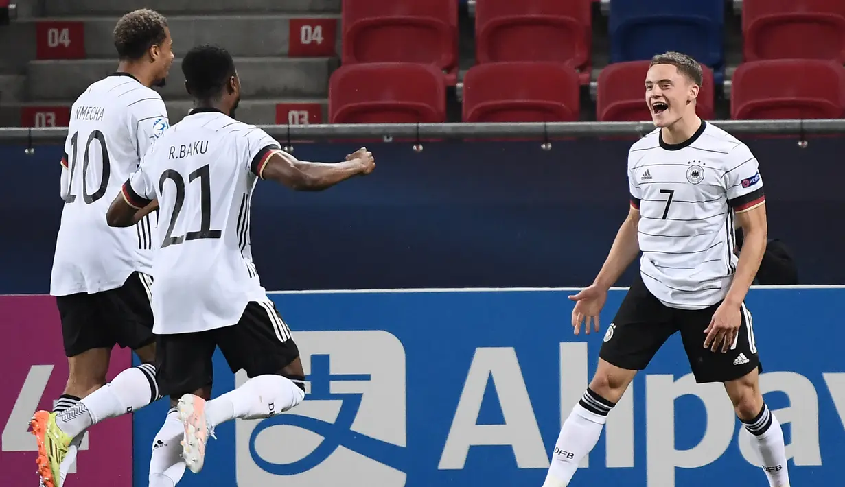 Florian Wirtz. Gelandang serang Jerman berusia 19 tahun yang sejak awal musim 2020/2021 membela Bayer Leverkusen ini diperkirakan akan masuk skuad Tim Panser dalam putaran final Piala Dunia 2022 Qatar meski masih dalam tahap pemulihan usai mengalami cedera. Bersama Bayer Leverkusen ia telah tampil dalam 78 laga di semua ajang dengan torehan 19 gol dan 22 assist. Sementara bersama Timnas Jerman ia baru mengoleksi 4 caps dengan torehan 2 assist sejak melakukan debut pada 2 September 2021. (AFP/Attila Kisbenedek)