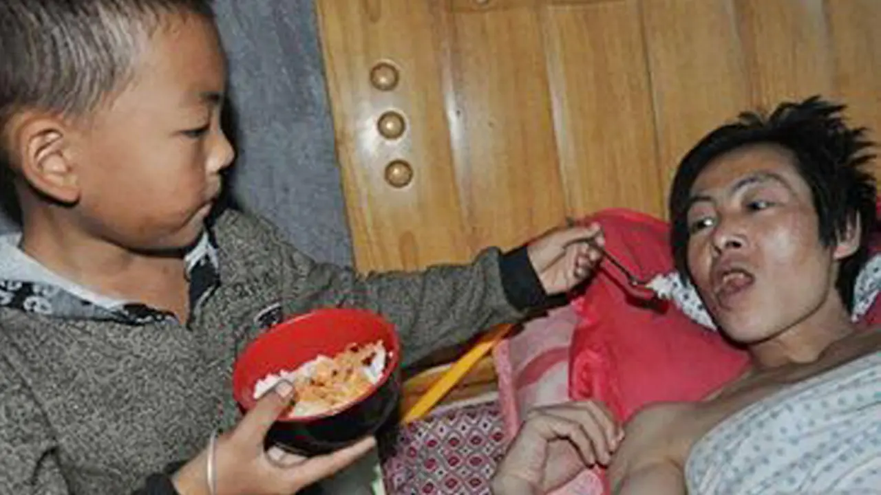 Kisah Bocah 7 Tahun Rawat dan Hidupi Ayahnya yang Lumpuh