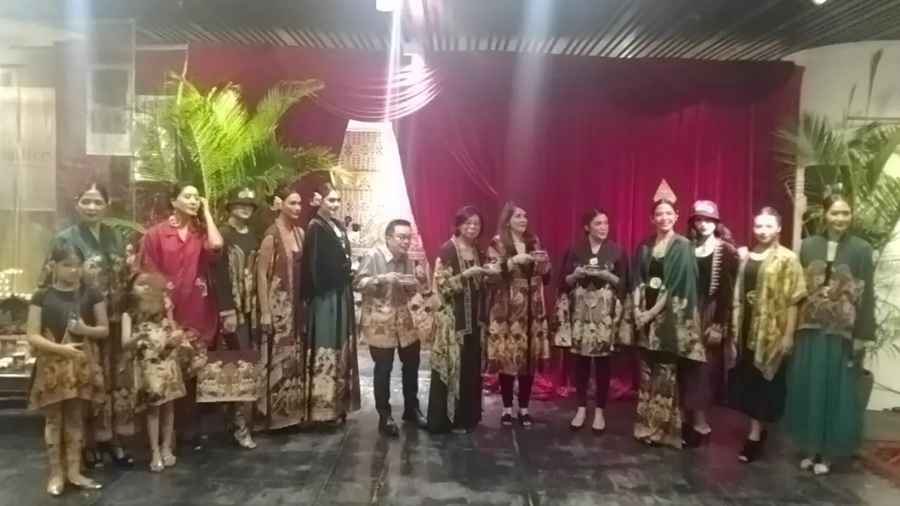 Ghea Panggbean mempersembakan koleksi tableware terbarunya yang bertema "Wayang Beber