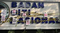 Pendemo Datangi Kantor BGN Kritik MBG, Pasang Garis Kuning di Papan Nama