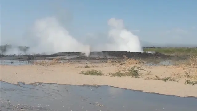 Uap muncul di dekat aktivitas gunung berapi di Desa Sagento Kebele, wilayah Afar, Ethiopia, pada 4 Januari 2025 setelah serangkaian gempa bumi. (AP)