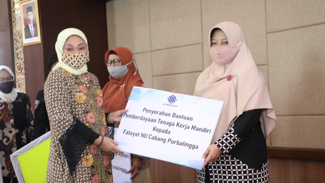 Menaker Ida Berdayakan Pekerja Perempuan Purbalingga dengan Program TKM