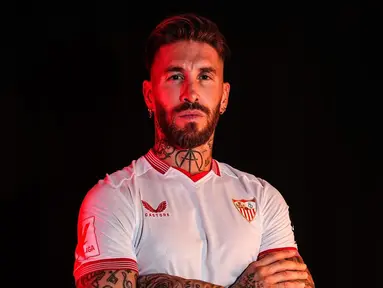 Sergio Ramos akhirnya resmi kembali bergabung dengan klub pertamanya, Sevilla, setelah meninggalkan klub yang bermarkas di Ramon Sanchez Pizjuan itu 18 tahun tahun yang lalu, saat ia dibeli Real Madrid pada Agustus 2005. (FOTO: instagram.com/sevillafc/)