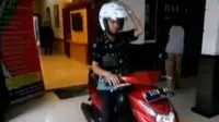 Tiga pengajar di SMKN 3 Kendal, Jawa Tengah, menemukan sistem deteksi helm bagi pengguna sepeda motor. 