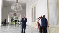 Masuk ke&nbsp;dalam Istana Merdeka,&nbsp;Presiden FIFA Gianni Infantino&nbsp; disambut oleh Presiden Jokowi. Keduanya saling menyapa, berjabat tangan, dan tertawa bersama. (Foto: Liputan6/Lizsa Egaham)