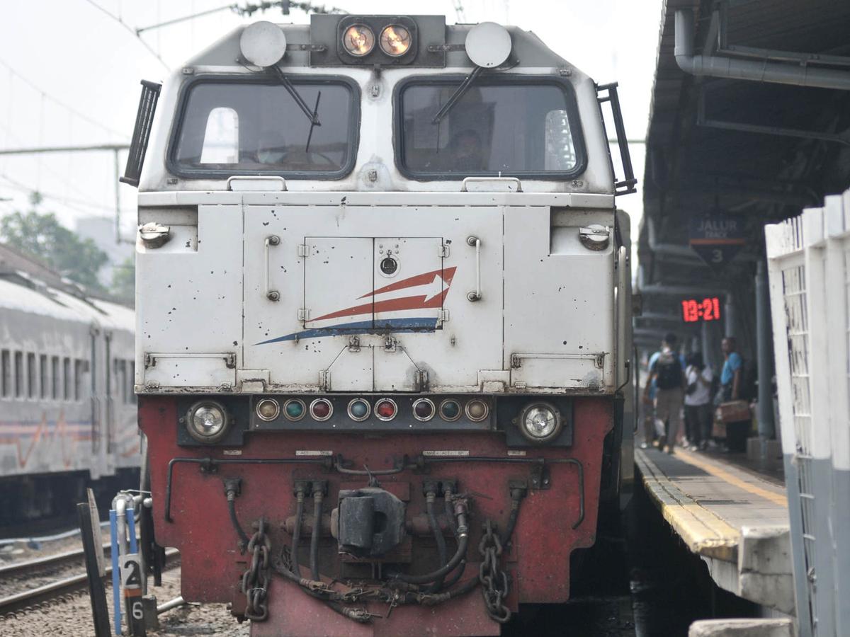 Kereta Terletak Di Muka Pintu