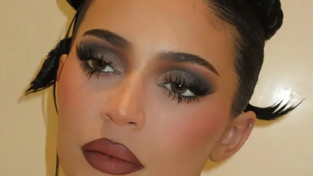 Kylie Jenner Rayakan Natal dalam Balutan Gaun Lawas John Galliano dari Tahun 1995