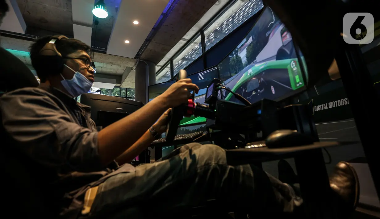 Pembalap maupun pehobi mengikuti balap virtual dengan alat simulator di kantor P1 Akademi Digital Motorsport Indonesia (ADMI), Jakarta Selatan, Kamis (5/11/2020). Di sana, siapapun bisa merasakan sensasi membalap secara digital di balik kemudi simulator mobil yang canggih. (Liputan6.com/Johan Tallo)