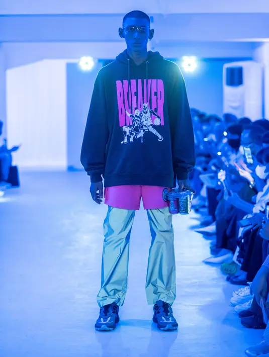 <p>Terdiri dari beragam sweatshirt, hoodie, polo, varsity Jacket dan t-shirt yang ditampilkan dengan ilustrasi grafis yang fresh dan seru karya Radhin Mazaya, designer untuk STUDIO MORAL IN FUTURA. Tak hanya itu, koleksi ini juga merupakan selebrasi dari label MORAL untuk terus merayakan masa muda yang menyenangkan dan ekspresif. / Foto dok Arkagaia Co.</p>