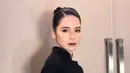 Laura Basuki tampil memukau dalam balutan kebaya janggan modifikasi dengan detail cut out di bagian pinggang dari Kraton. [@laurabas].