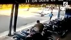 Detik-detik pengendara motor dihantam mobil karena parkir sembarangan.
