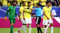Wasit Cesar Ramos berbicara dengan Casemiro #5 dari Brasil selama pertandingan Grup C Piala Dunia 2026 antara Skotlandia dan Brasil di Stadion Miami pada 25 Juni 2026 di Miami Gardens, Florida. (Megan Briggs/Getty Images melalui AFP)