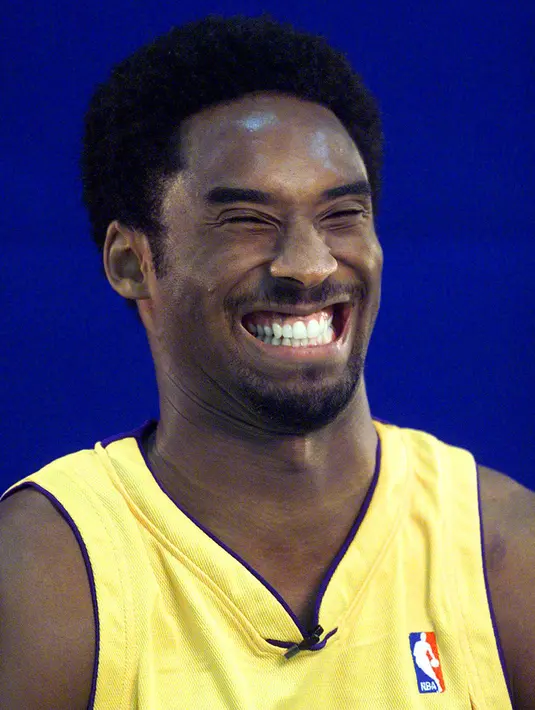 Pemain Los Angeles Lakers Kobe Bryant tertawa ketika membuat film tempat promosi selama hari media di fasilitas latihan Laker di El Segundo, CA pada 2 Oktober 2000. Bryant merupakan putra dari mantan pemain NBA, Joe Bryant. (AFP/Scott Nelson)