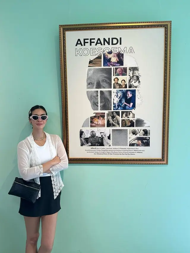 Outer Transparan dan Rok Pendek