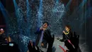 Mendapat kejutan, Momo Geisha berkesempatan duet bersama sang idola, Fadly menyanyikan "Kasih Tak Sampai" di Studio Penta SCTV, Jakarta, Selasa (13/05/14). (Liputan6.com/Andrian Martinus)
