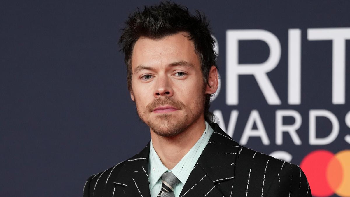 Harry Styles Pose di Karpet Merah BRIT Awards 2026 dengan Sepatu Balet