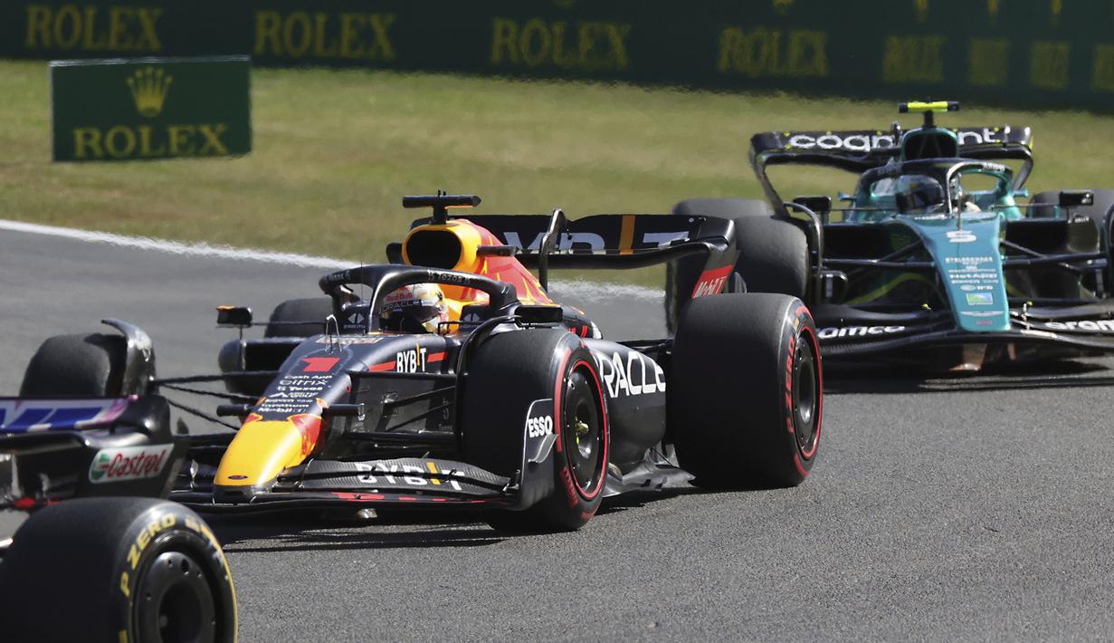 Setelah restart, Verstappen mampu naik ke posisi enam usai melewati Alex Albon dan Daniel Ricciardo. Ia juga tak butuh lama untuk mengamankan posisi kelima dengan melibas Sebastian Vettel menuju chicane. (AP/Olivier Matthys)