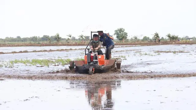 Alsintan Bantu Petani Tanah Datar Sumbar Percepat Garap Lahan Pertanian