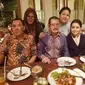 Mayangsari tampak bahagia saat makan malam bersama keluarga Cendana (Dok.Instagram/@mayangsaritrihatmodjoreal/https://www.instagram.com/p/BtAEXdQA1pH/Komarudin)