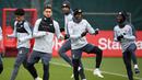 Para pemain Liverpool saat melakukan latihan jelang laga Liga Champions di Liverpool, Selasa (16/4). Liverpool akan berhadapan dengan FC Porto. (AFP/Paul Ellis)