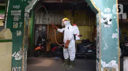 Petugas PMI melakukan penyemprotan disinfektan di pemukiman rumah warga  RW 01 Jakarta Pusat, kamis (9/7/2020). Penyemprotan ini untuk mencegah penyebaran virus corona (COVID-19). (merdeka.com/Imam Buhori)