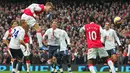 Nicklas Bendtner. Striker Arsenal ini memegang rekor pemain pengganti tercepat yang mencetak gol di Liga Inggris. Rekor terjadi dalam laga Arsenal melawan Tottenham Hotspur, 22 Desember 2007. Bendtner mencetak gol kemenangan 2-1 hanya 6 detik setelah masuk pada menit ke-76. (AFP/Carl De Souza)
