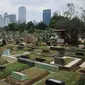 Warga melewati area makam TPU Karet Bivak, Jakarta (2/2). Dinas Pertamanan dan Pemakaman DKI telah menerapkan sistem online dalam pelayanan pemakaman di Ibukota dengan alamat situs pertamananpemakaman.jakarta.go.id. (Liputan6.com/Gempur M Surya)