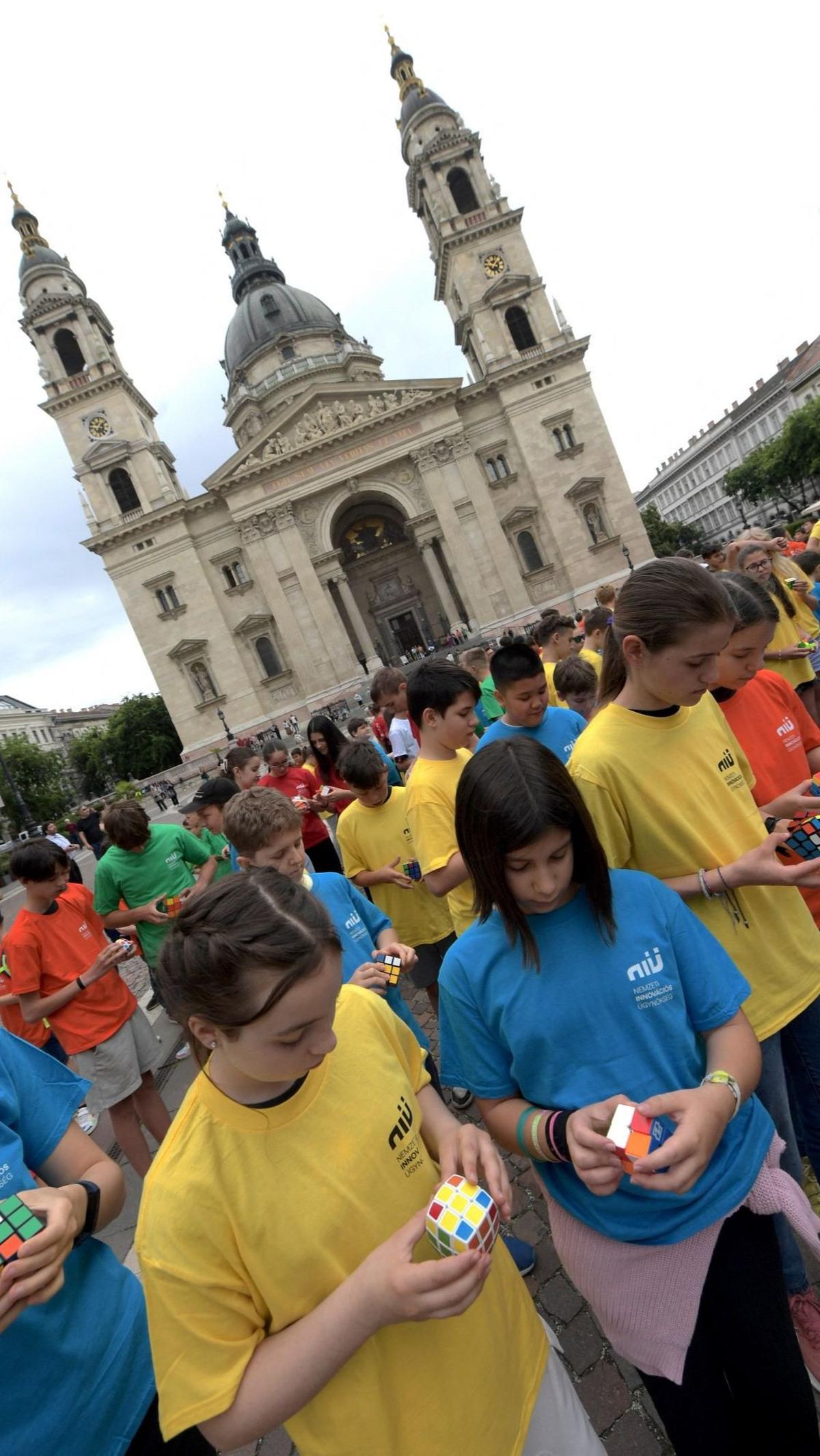 Kubus Rubik pertama kali diciptakan pada tahun 1974 oleh Erno Rubik, seorang profesor arsitektur asal Hungaria.&nbsp;Foto: Ferenc ISZA / AFP<br>
