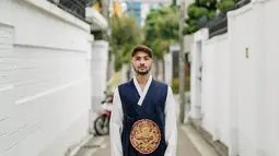 Liburan ke Negeri Gingseng, tentu kurang bila belum mengabadikan potret keren memakai hanbook. Sebuah busana adat Korea Selatan yang menjadi salah satu properti untuk foto dalam mengabadikan momen liburan. (Liputan6.com/IG/@refalhady)