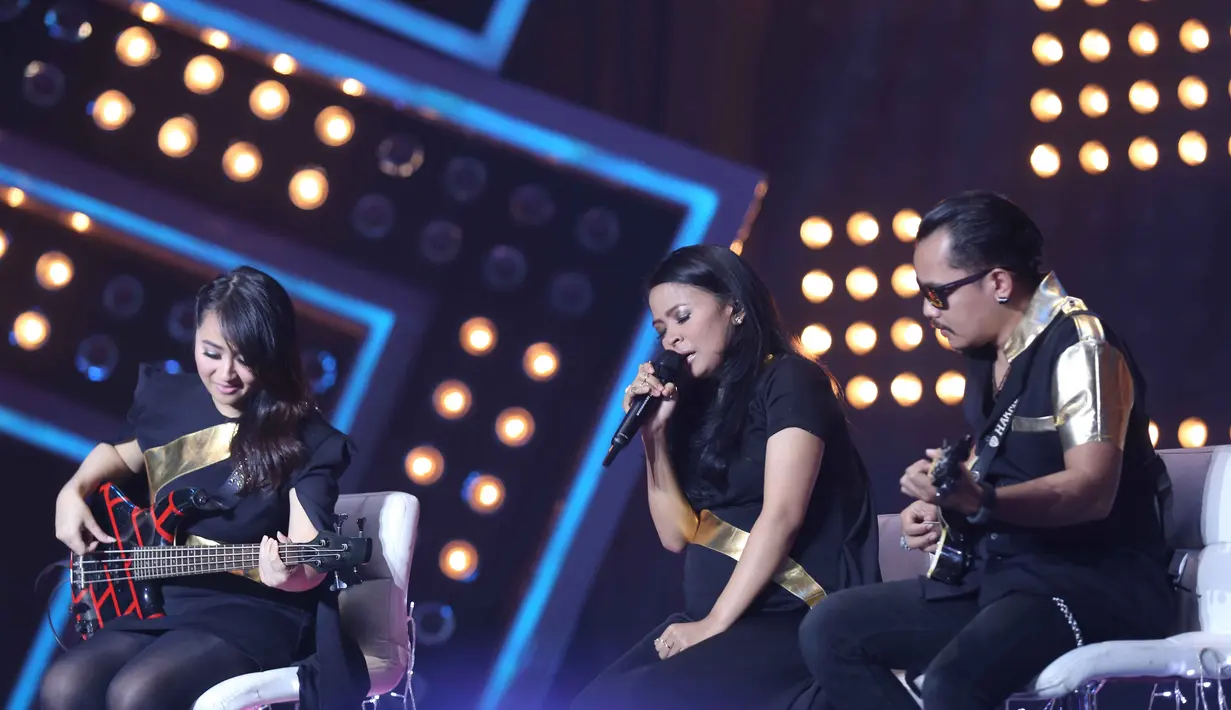 Chua dan Cella dengan lapang menerima keputusan Tantri, masa-masa manggung bersama pun tentunya akan dirindukan oleh tiga musisi hebat ini. Vakum menjadi opsi terbaik bagi kedua pihak, Tantri dan Kotak. (Nurwahyunan/Bintang.com)