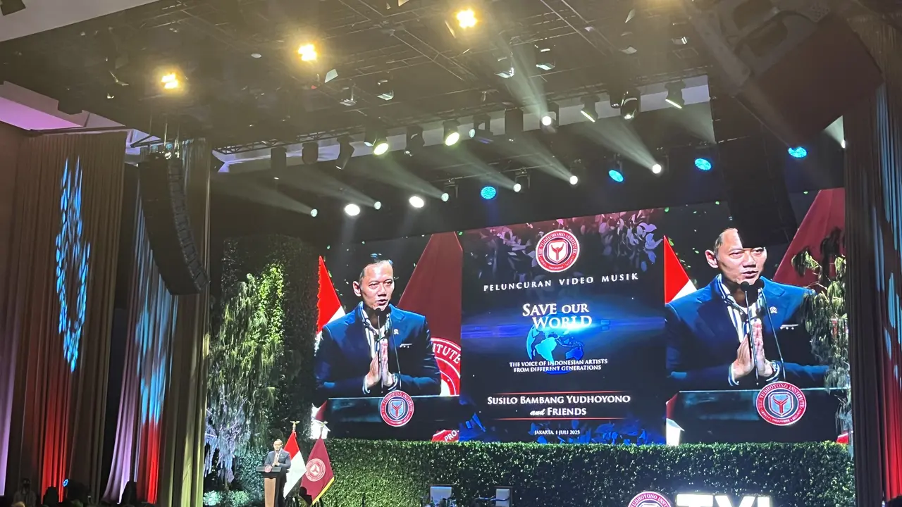 Direktur Eksekutif The Yudhoyono Institute, Agus Harimurti Yudhoyono (AHY), saat rilis lagu baru SBY di Djakarta Theater, Jakarta Pusat, Selasa (1/7/2025). (Liputan6.com/Muhammad Radityo Priyasmoro)