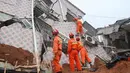 Tim SAR mencari korban yang selamat setelah longsor di sebuah kawasan industri di Shenzhen, China selatan, Minggu (20/12). Sekitar 900 orang diungsikan dan empat orang diselamatkan dengan cedera ringan, kata pemerintah setempat. (CHINA OUT AFP PHOTO)
