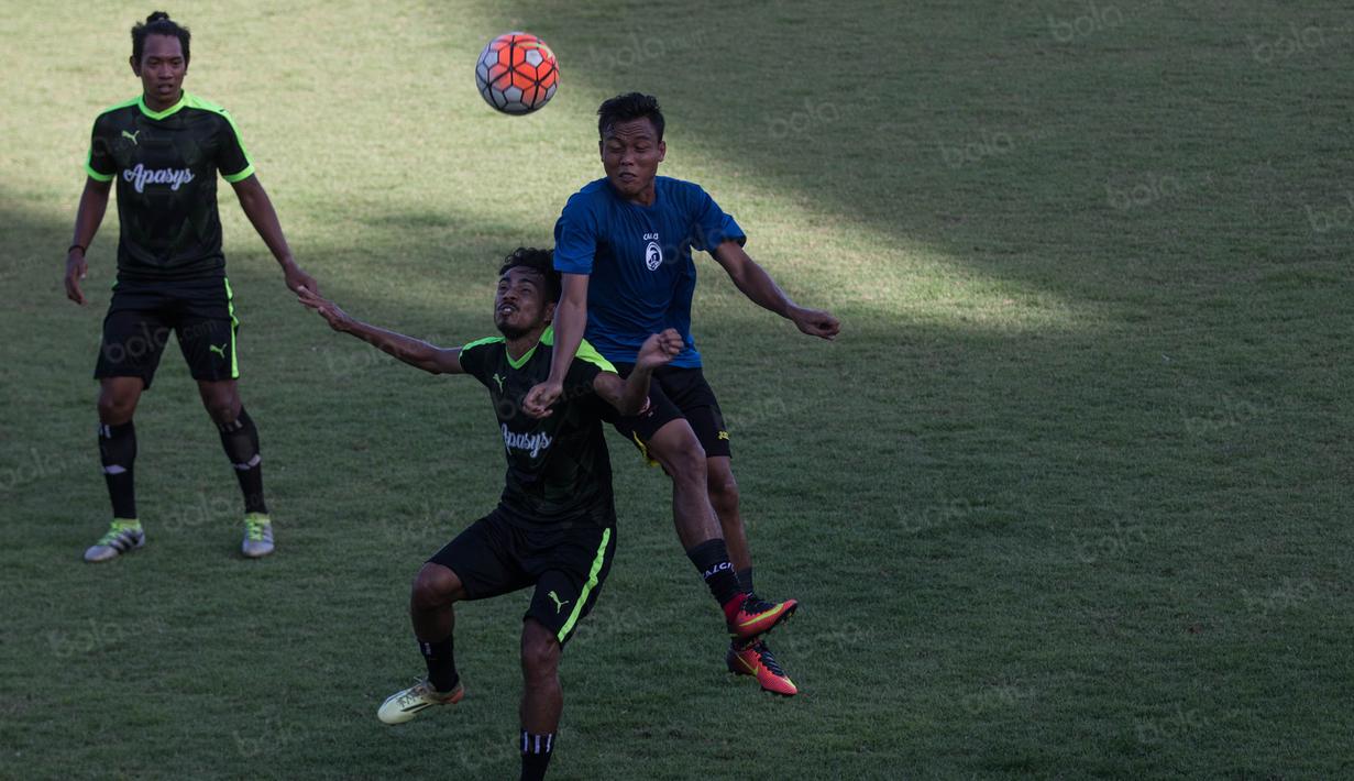 Gelandang Sriwijaya FC, Slamet Budiono (kanan), berebut bola dengan pemain Pespa FC pada laga uji coba di Lapangan Yoga Perkanthi, Bali, Rabu (15/2/2017). Sriwijaya FC kalah 0-1 dari Pespa FC. (Bola.com/Vitalis Yogi Trisna) 