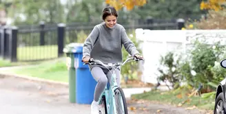Selena Gomez terlihat senang bersepeda usai berpisah sementara dari Justin Bieber. (US Weekly)