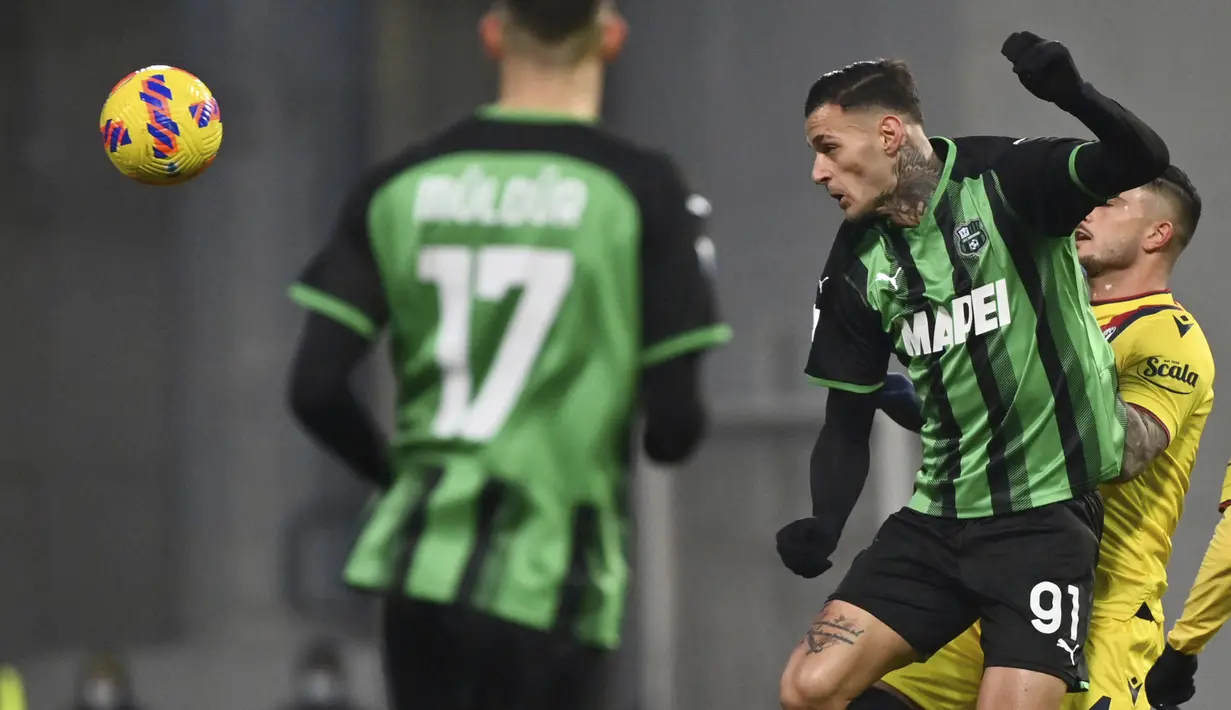 Gianluca Scamacca. Pemain Italia yang kini memasuki musim kelimanya bersama Sassuolo ini dilahirkan pada 1 Januari 1999. Bersama Sassuolo musim ini ia telah tampil dalam 19 laga di Serie A dengan torehan 6 gol. (LaPresse via AP/Massimo Paolone)